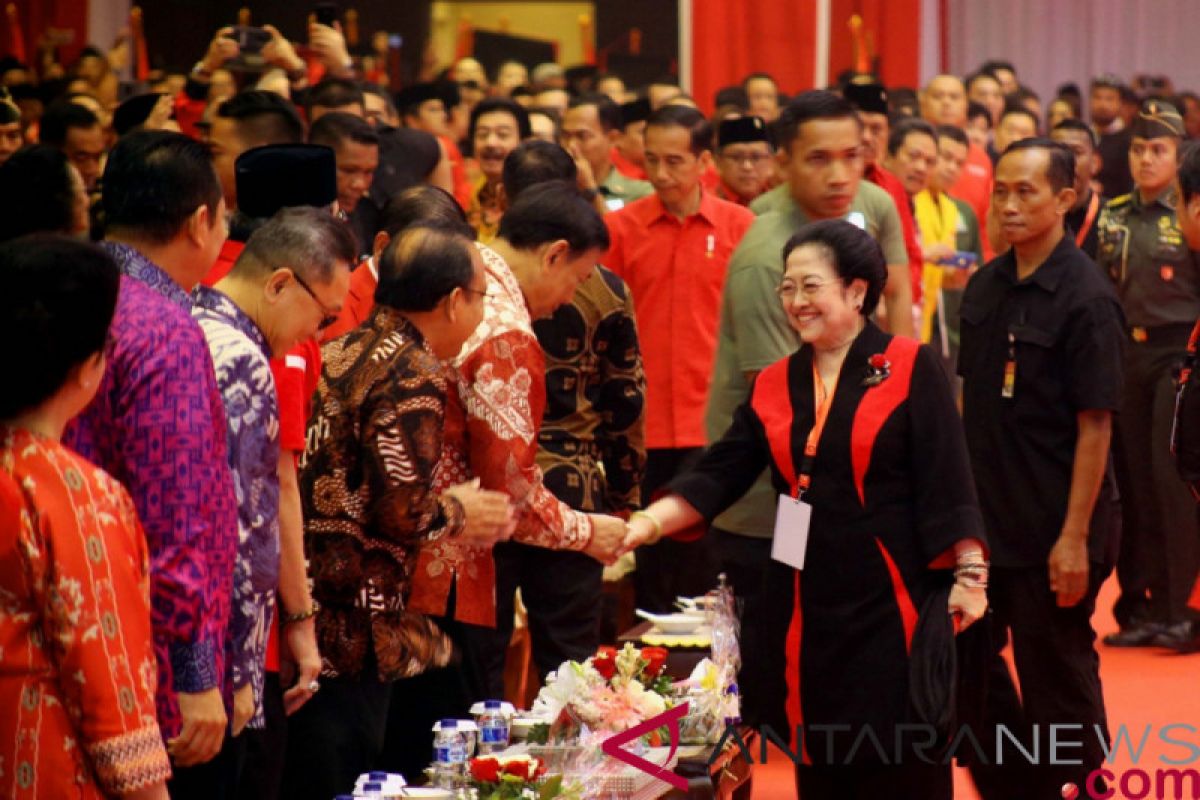 Jokowi terima potongan tumpeng pertama dari Megawati