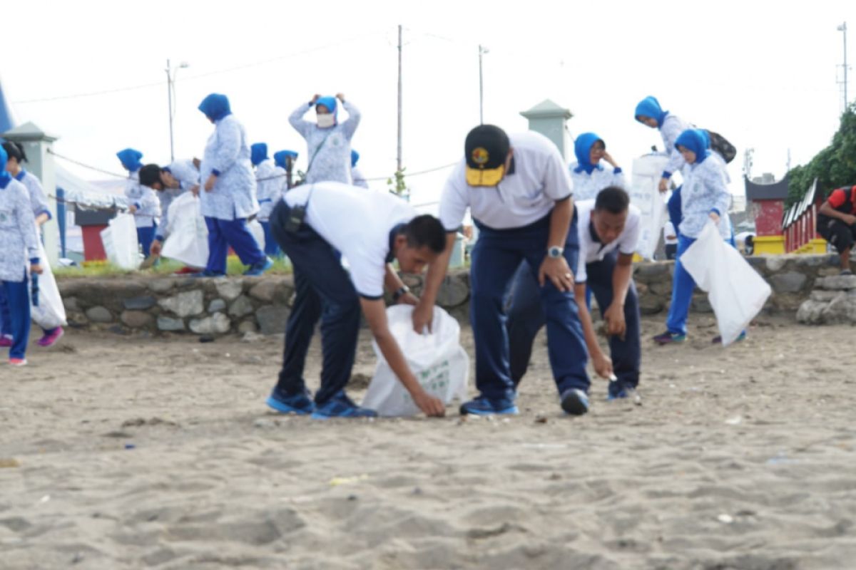 Lantamal Padang ajak masyarakat jaga kebersihan pantai