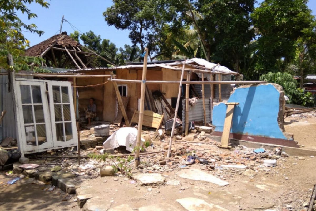 Korban gempa Lombok terpaksa gunakan sisa bangunan