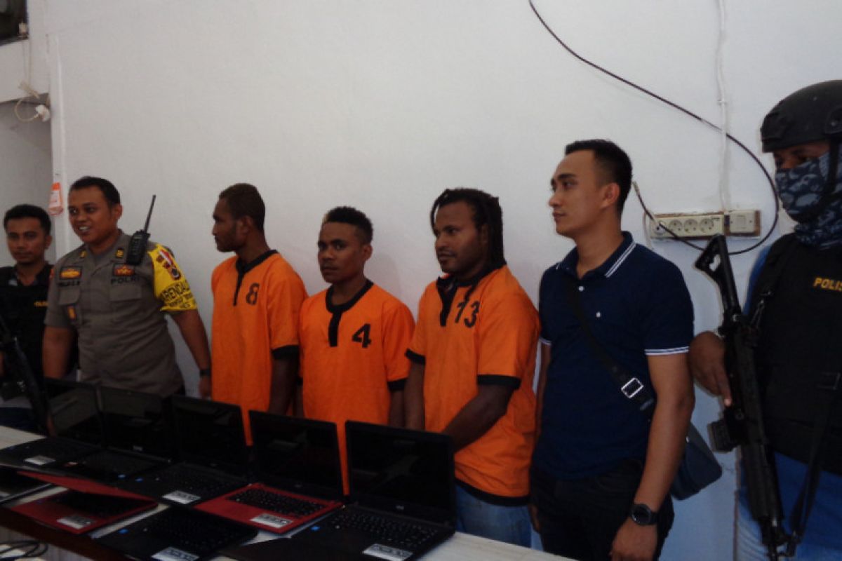 Polisi Jayapura tangkap lima pelaku pencurian laptop sekolah