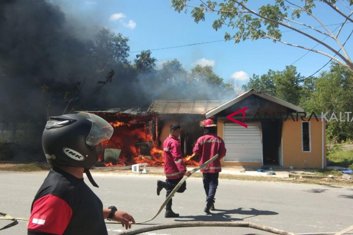 Rumah Servis Elektronik terletak di Jalan Pangeran Antasari Kabupaten Nunukan terbakar