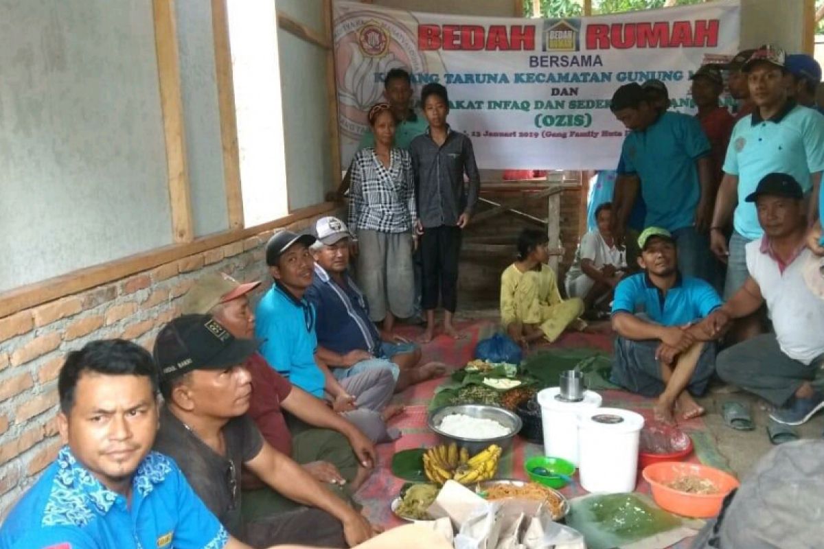 Karang Taruna Simalungun rehab rumah warga kurang mampu