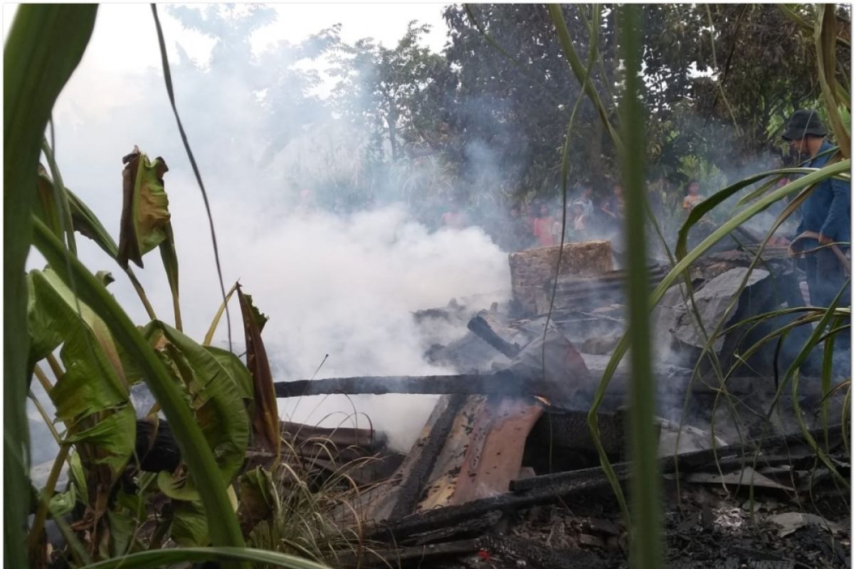 Damkar Kota Medan dikerahkan atasi kebakaran di Marendal