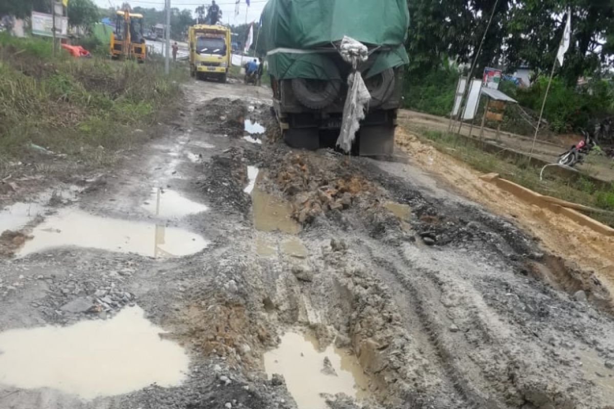 Warga keluhkan kerusakan  jalan seputar penyeberangan Sunyat - Sungai Asam