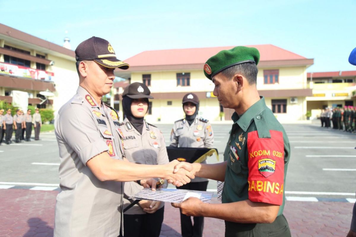 Kapolrestabes Medan beri penghargaan kepada Babinsa Kodim 0201/BS