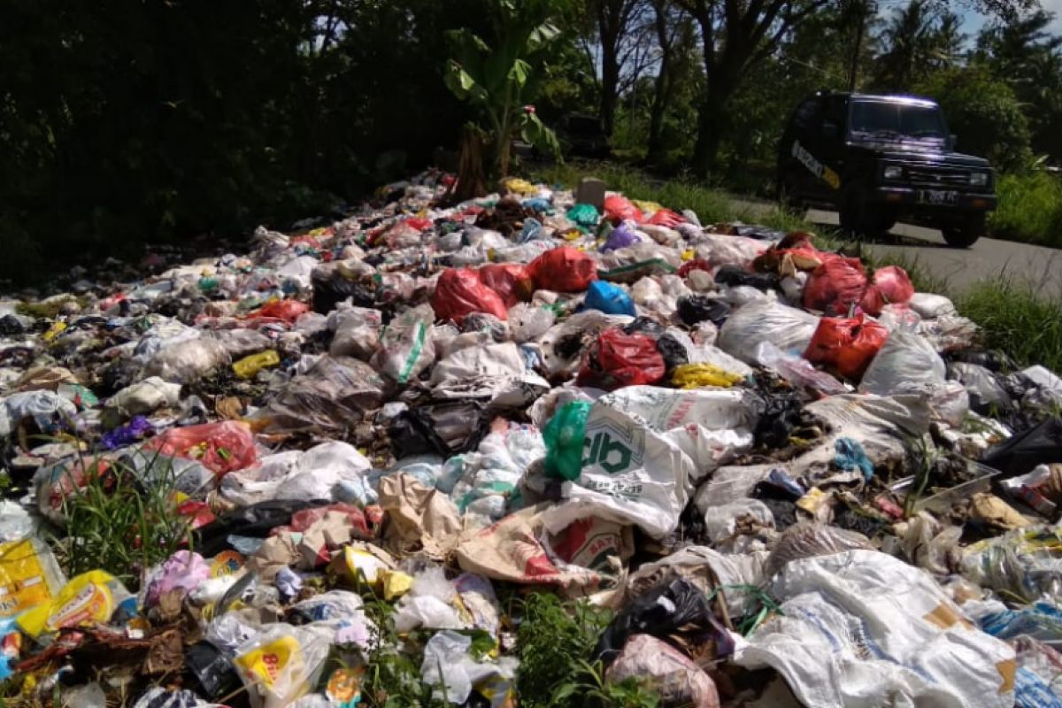 Warga minta pemerintah bersihkan tumpukan sampah di Jalan Veteran