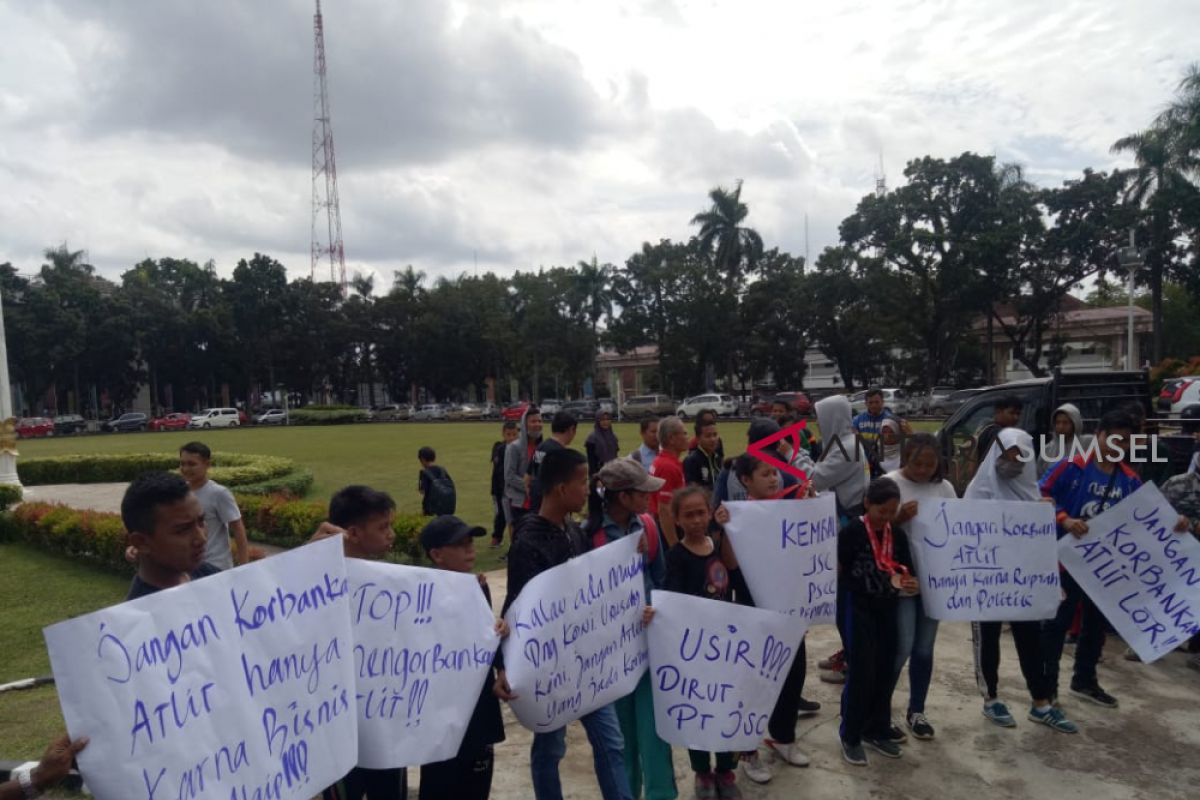 Puluhan atlet datangi kantor Gubernur minta kejelasan JSC