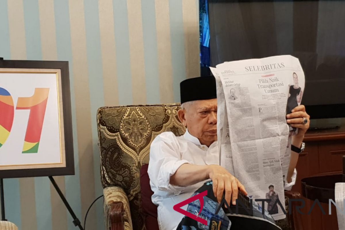 Ma'ruf Amin memilih baca koran dan bermain dengan cucu jelang debat