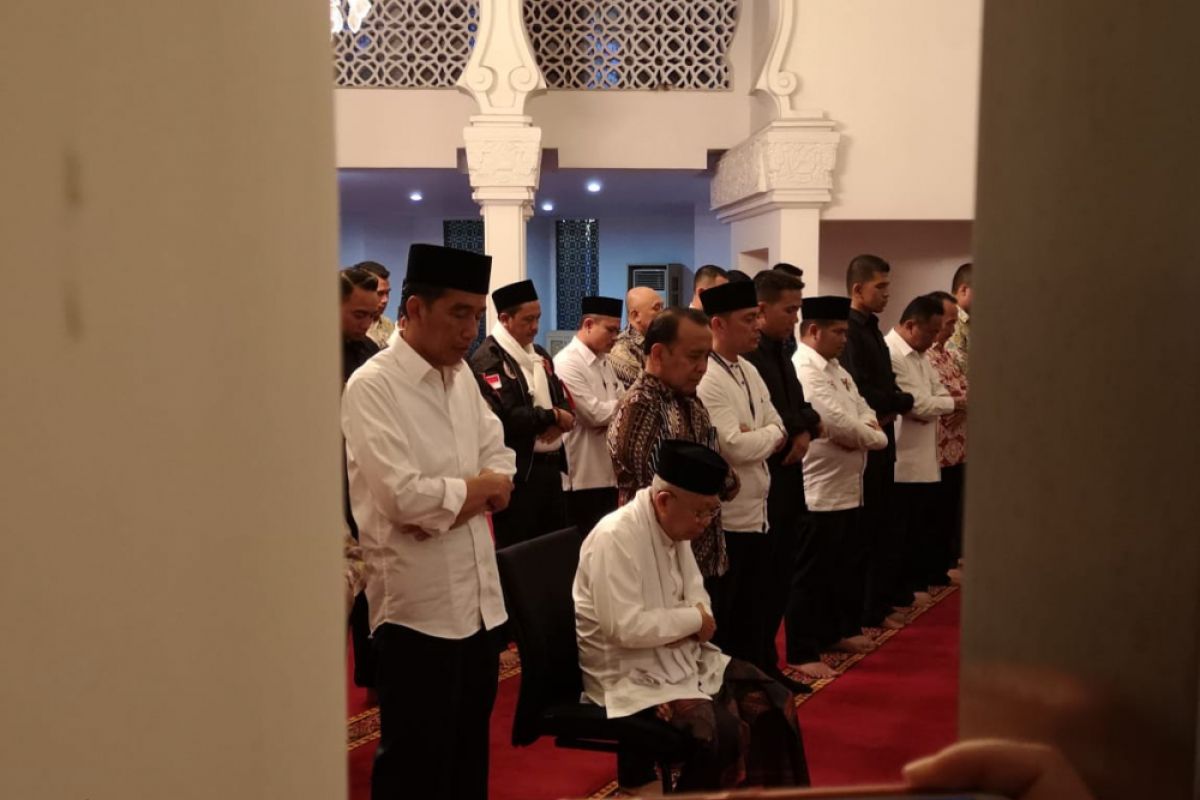 Jokowi-Ma'ruf Shalat Maghrib berjamaah sebelum debat