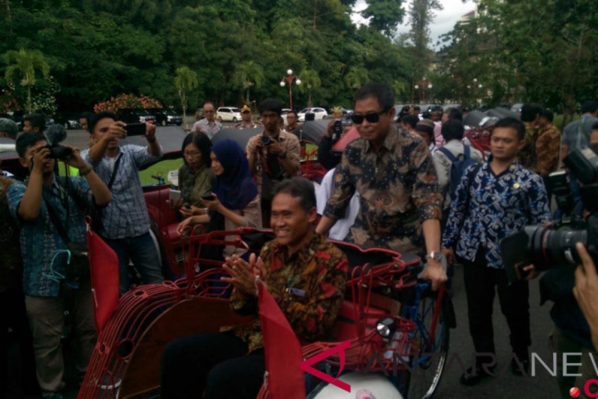 Jonan jajal gowes becak listrik UGM