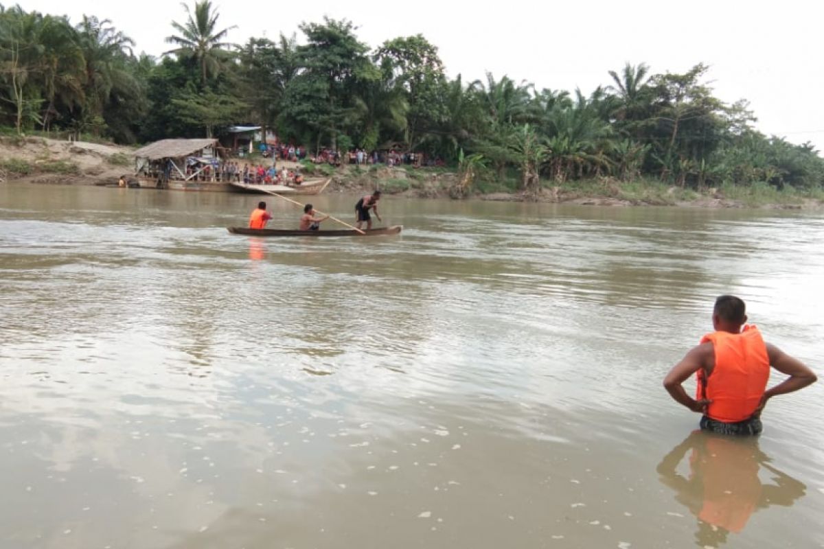 Mobil dengan tujuh penumpang terjun ke Sungai Wampu