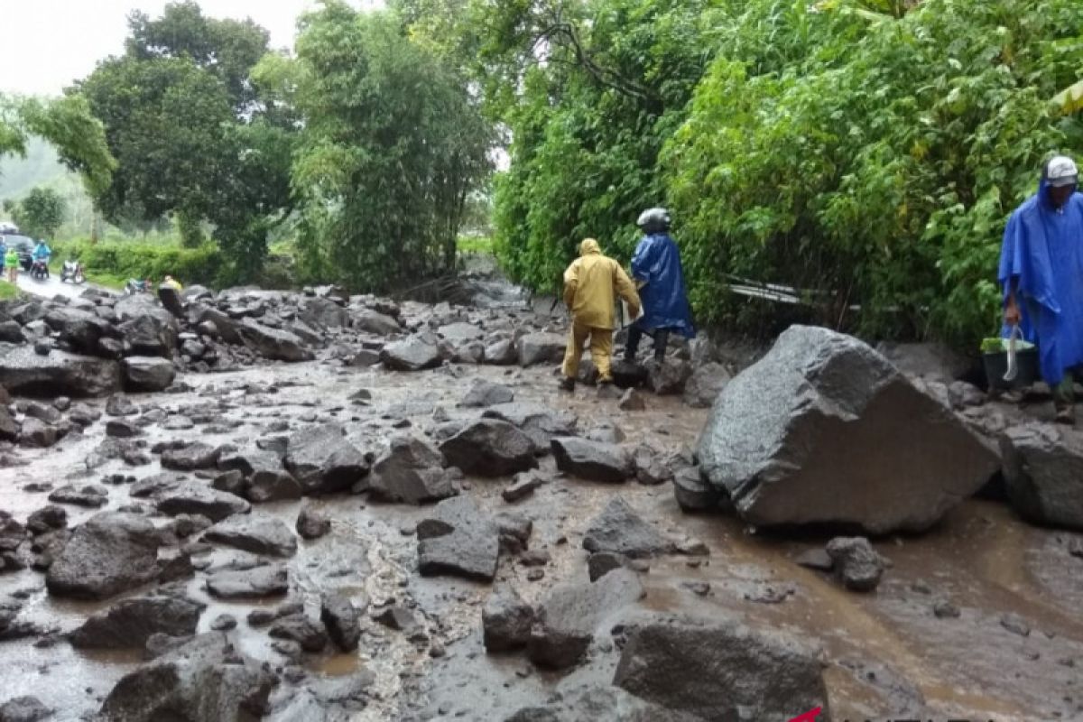 Jalur Sembalun Lombok tertutup banjir dan longsor