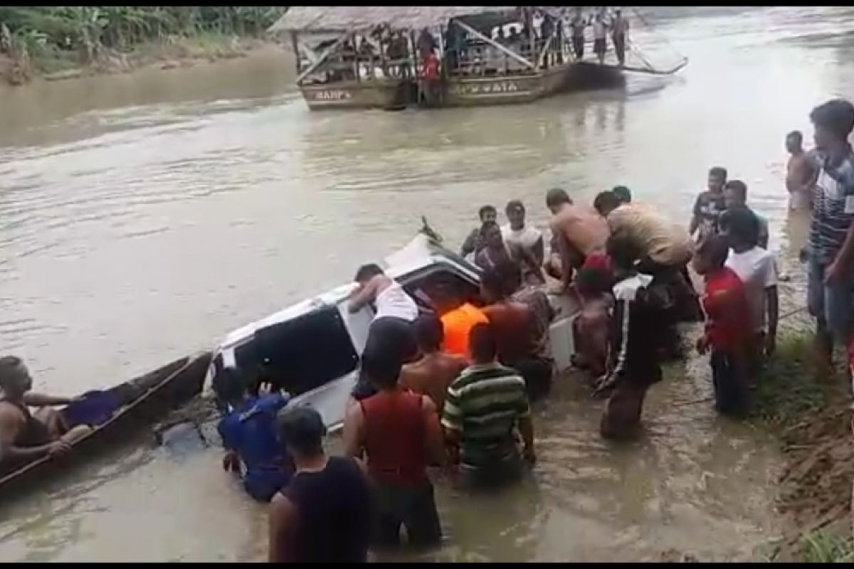 Lima korban ditemukan meninggal dalam mobil tercebur ke sungai