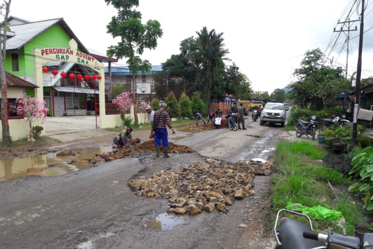 Komunitas truk Singkawang perbaiki jalan secara swadaya