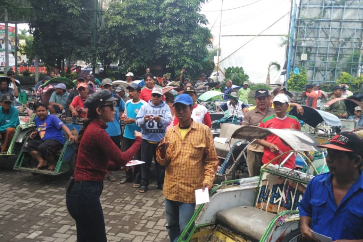 Syukuran Lagu Baru, Penyanyi Lara Silvy Santuni Ratusan Tukang Becak