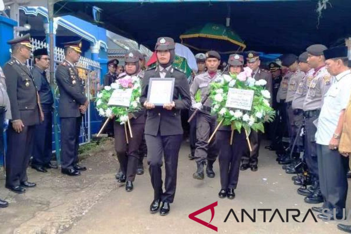 Bupati Tapsel hadiri pemakaman suami Rektor UMTS