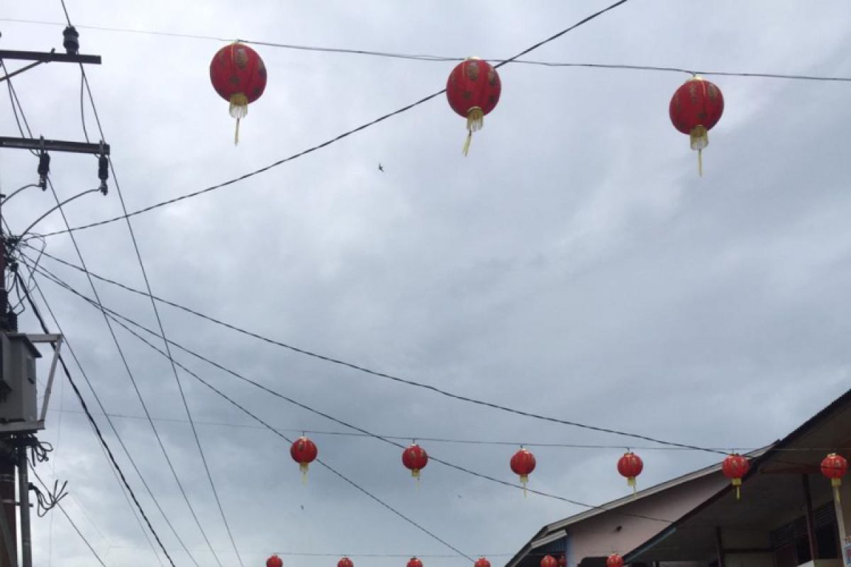 Ratusan lampion meriahkan Kota Sungai Ayak