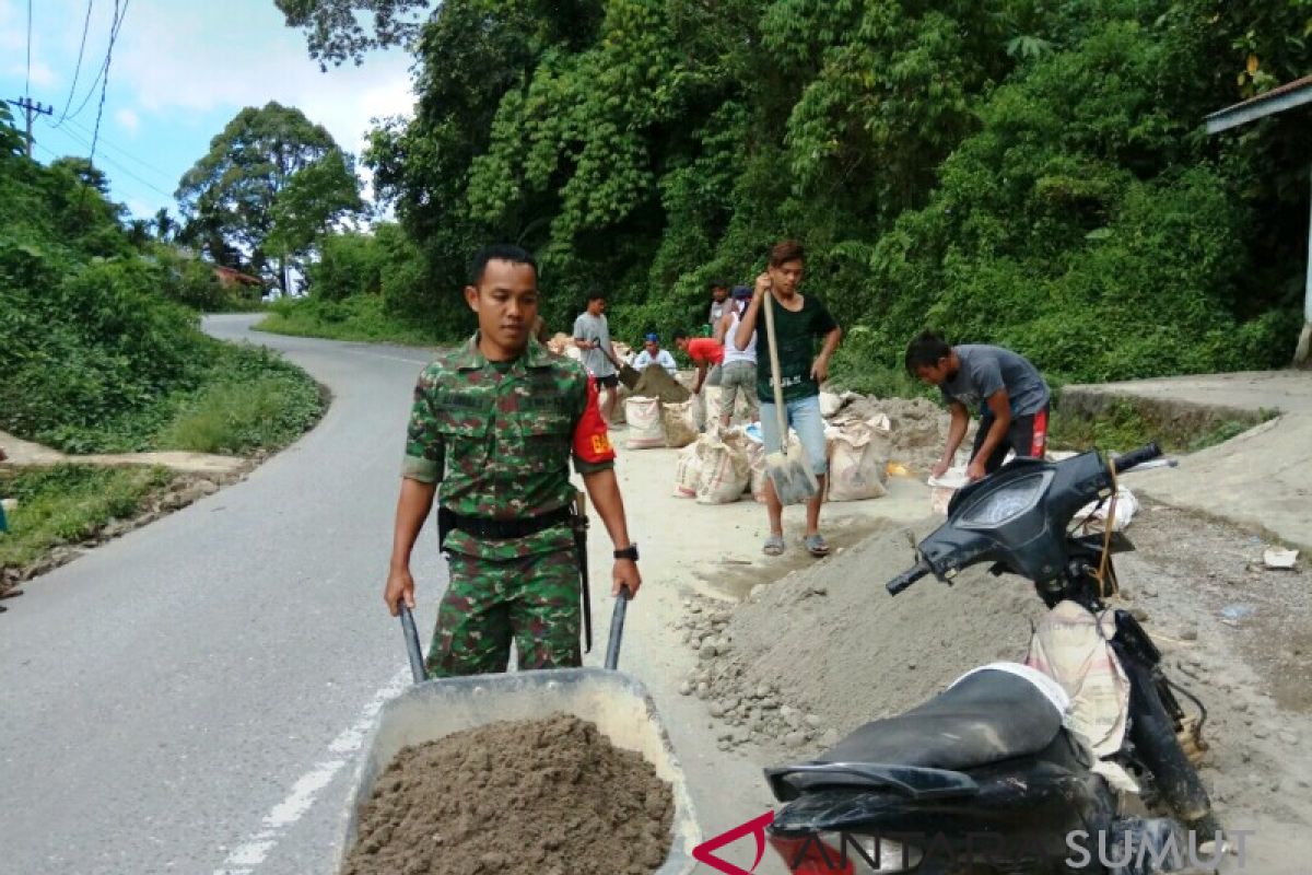 Babinsa Koramil 03/Sipirok gotong royong bangun rabat beton