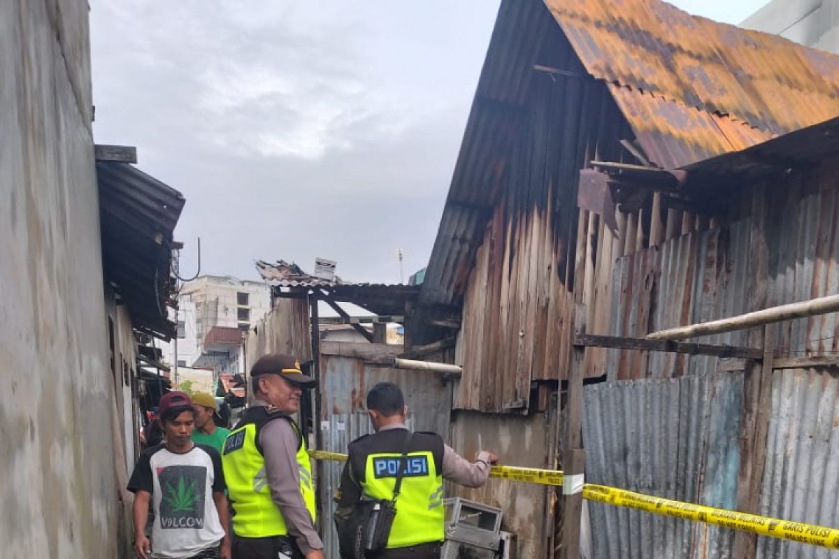 Sebnyak 11 rumah terbakar diduga akibat hubungan arus pendek listrik