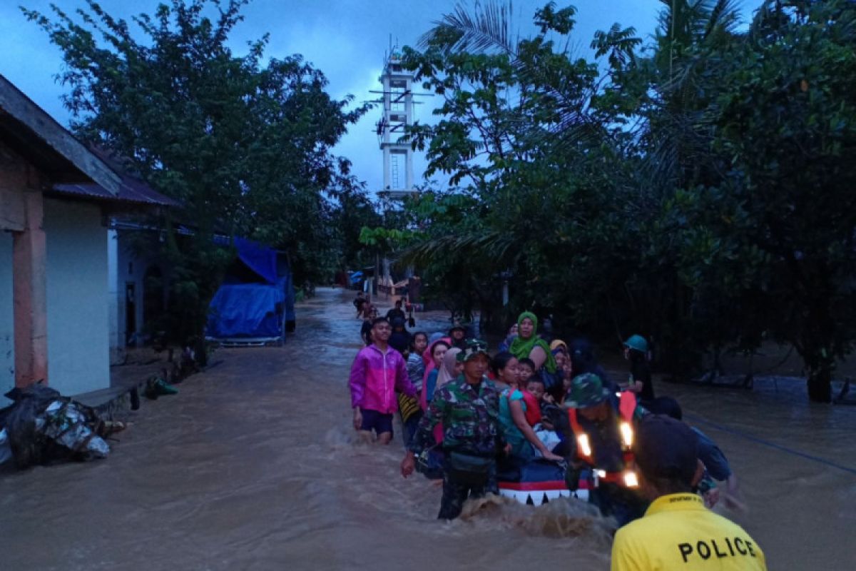 Lantamal VI kerahkan Marinir bantu evakuasi korban banjir