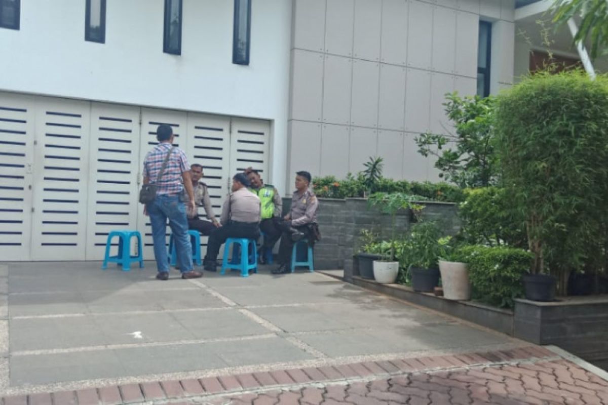 Polisi berjaga di rumah Ahok di Pantai Mutiara