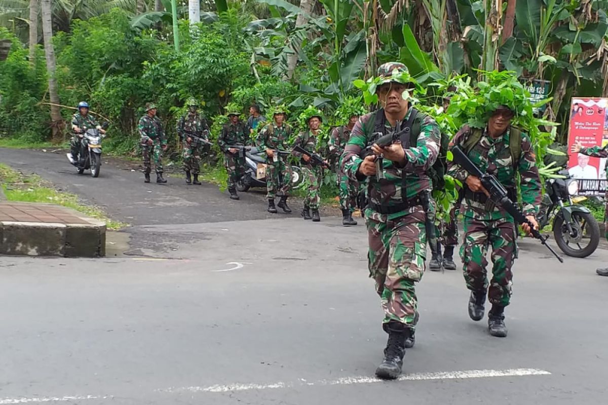 Anggota militer Kodim Klungkung mantapkan taktik tempur