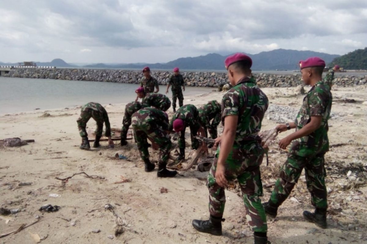 Marinir Lampung bersihkan pantai dari sampah