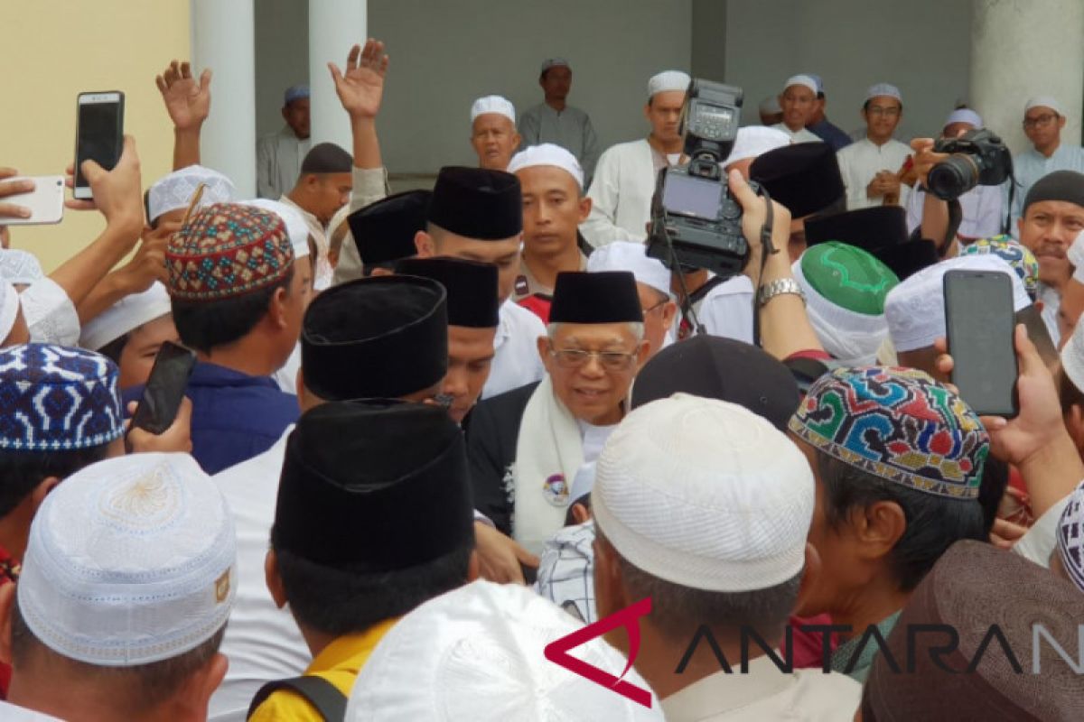 Usai shalat Jumat, warga Banjar antusias salami Ma'ruf Amin