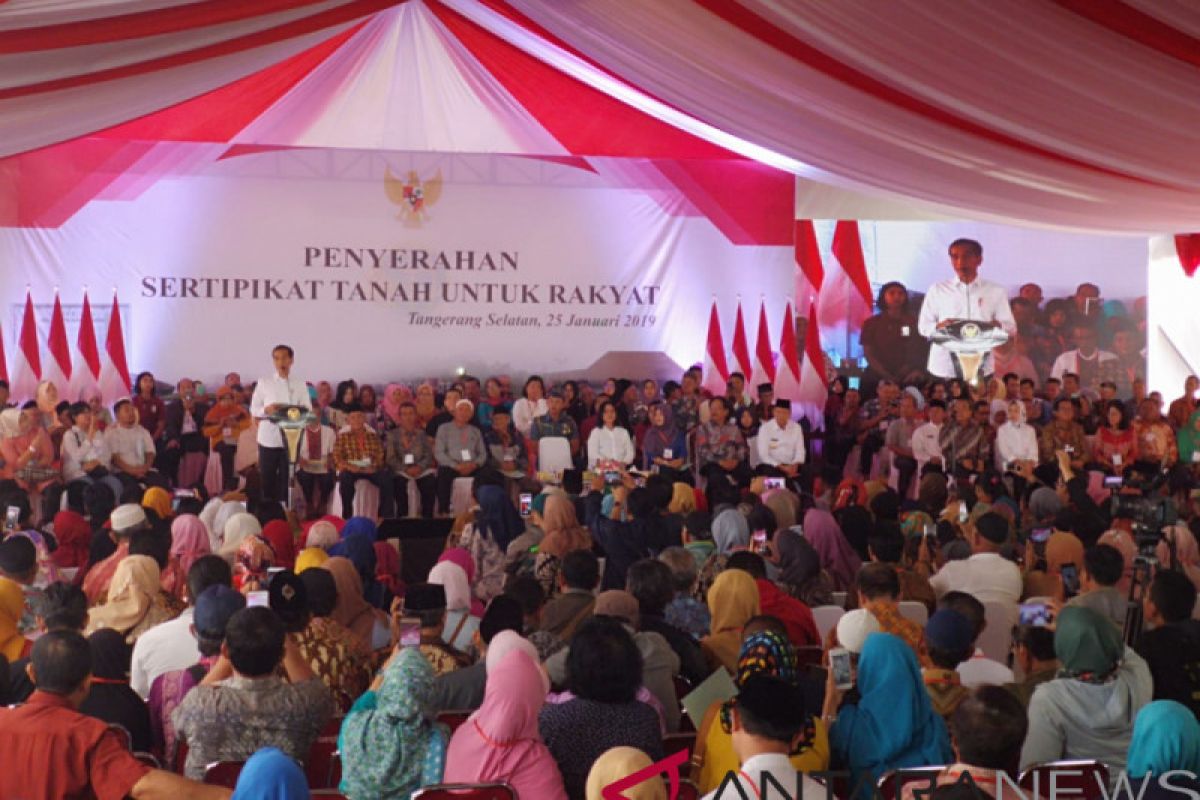 Presiden Jokowi serahkan 40.172 sertifikat tanah di Tangsel
