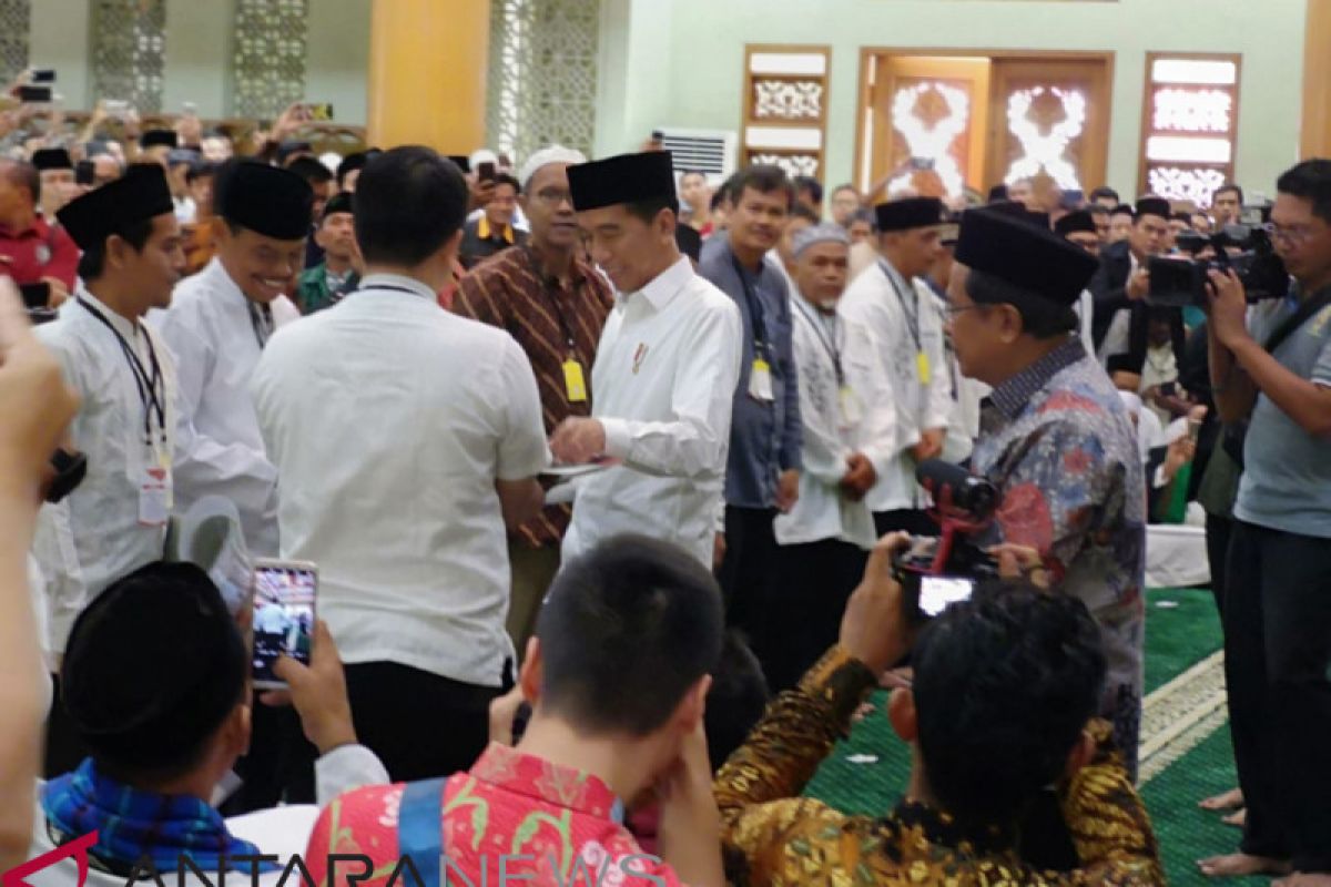 Presiden serahkan 204 sertifikat tanah wakaf di Bekasi