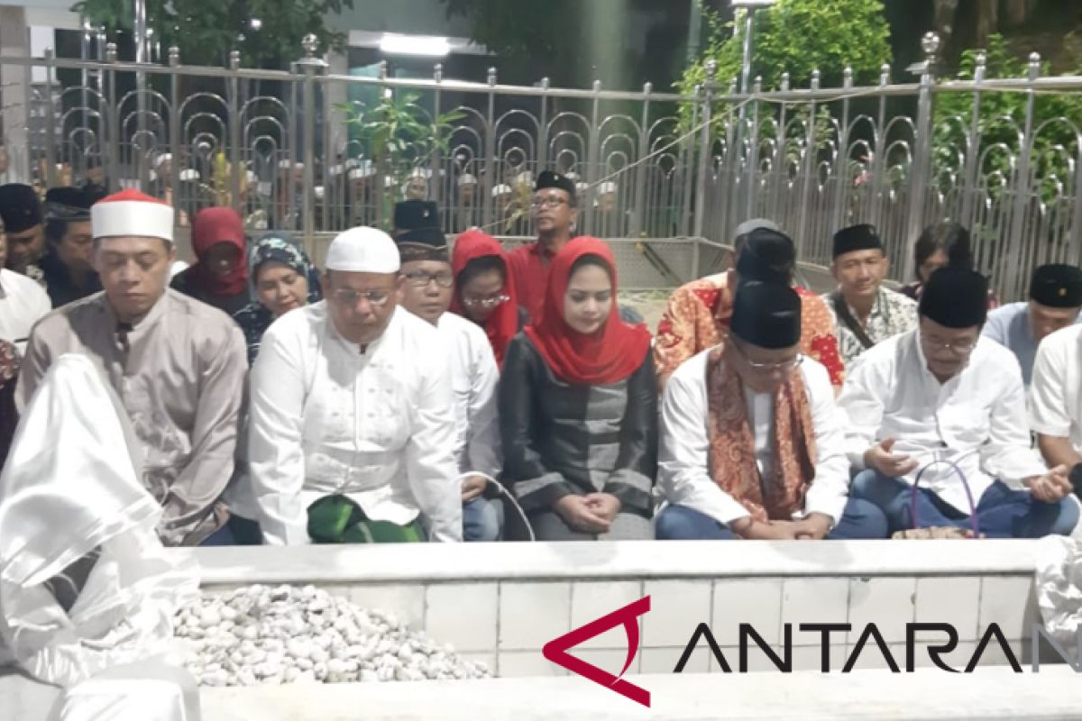 Sejumlah pengurus PDIP berziarah ke makam Sunan Ampel