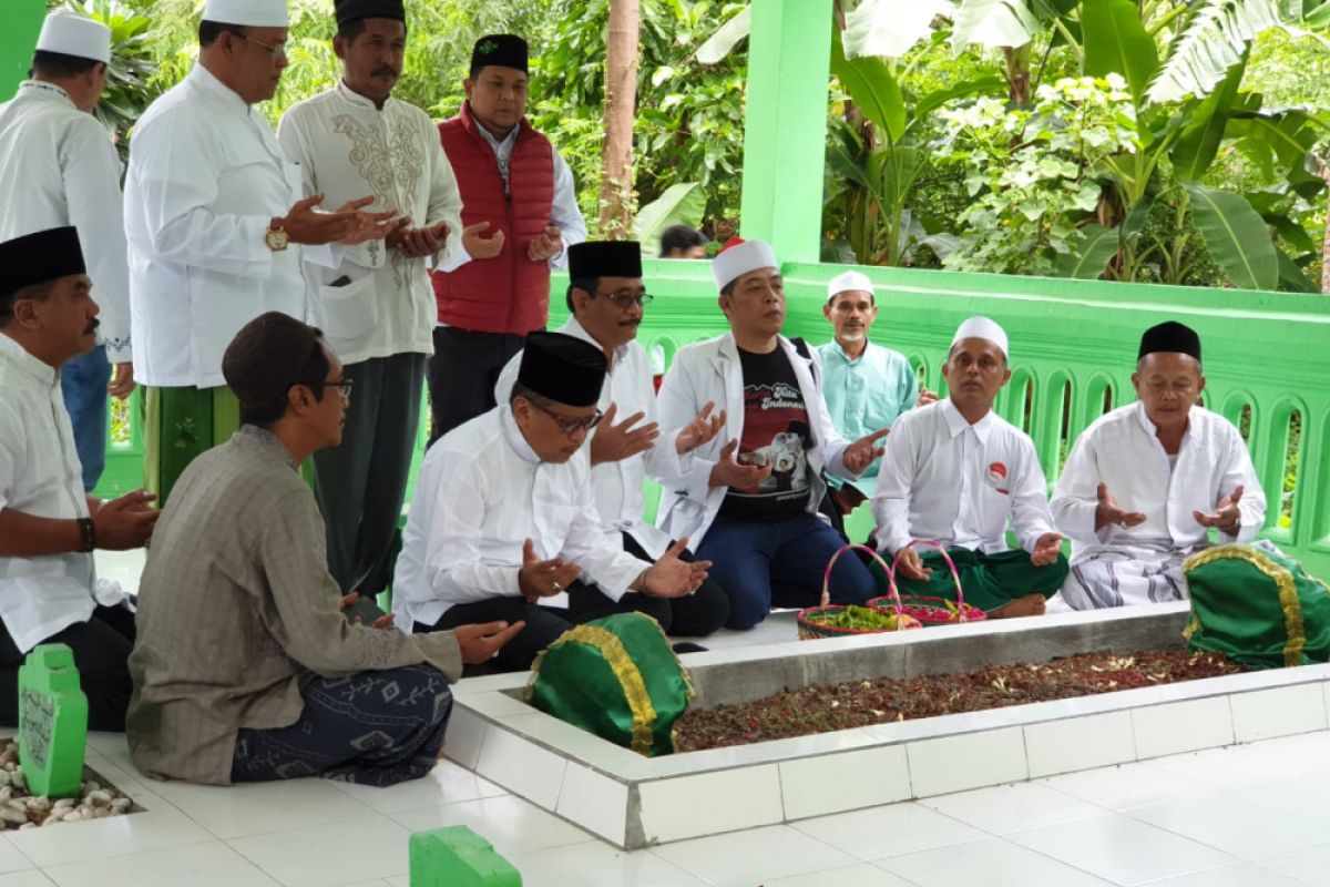 Hasto ziarah ke makam habib di Pasuruan