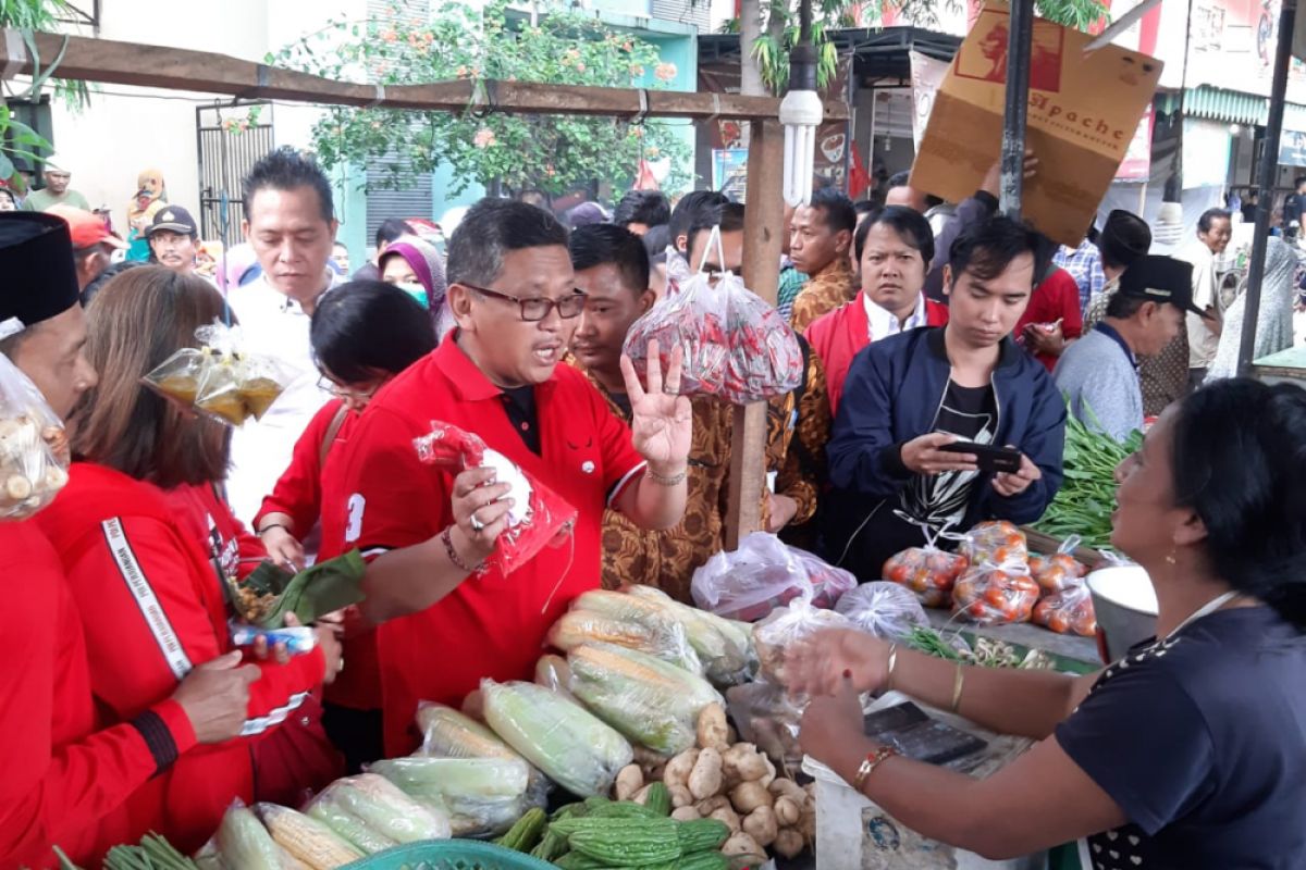 Sekjen PDIP blusukan di Pasar Panji Situbondo