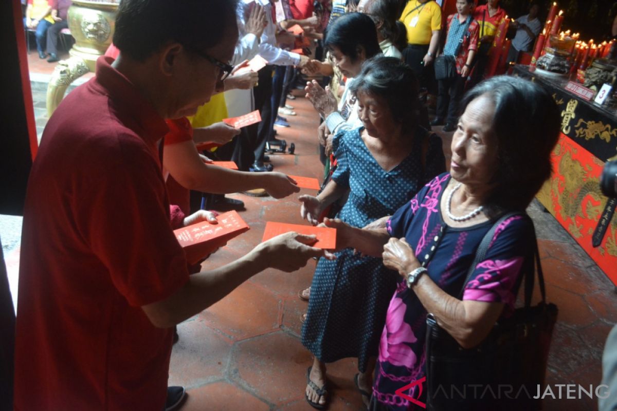 1.400 lansia Kota Semarang terima angpau dari Kelenteng Tay Kak Sie