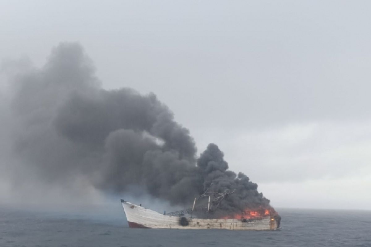 Basarnas: 25 penumpang kapal terbakar selamat