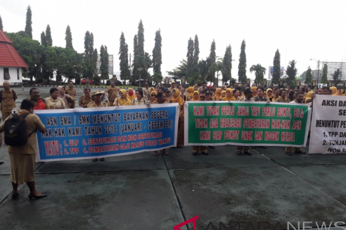 Puluhan guru Jayapura demo tuntut pembayaran uang lauk-pauk