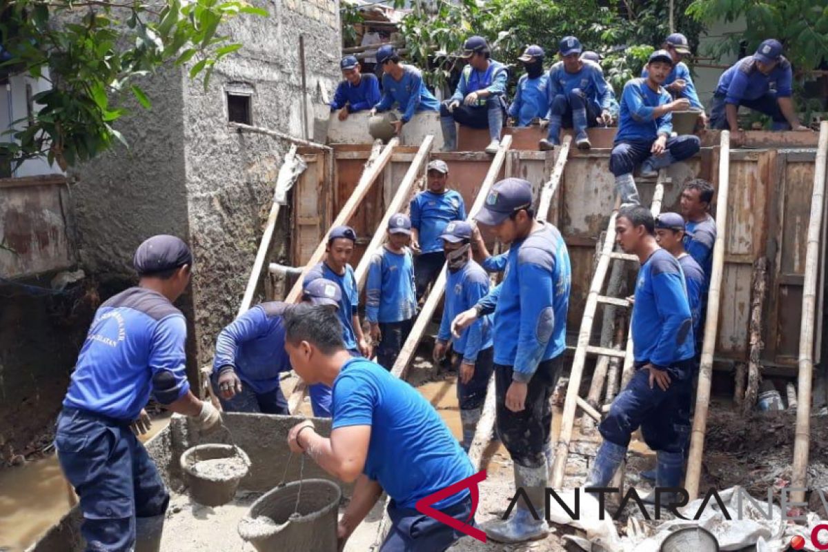 Tanggul permanen penghubung di Kali Pulo selesai dibangun