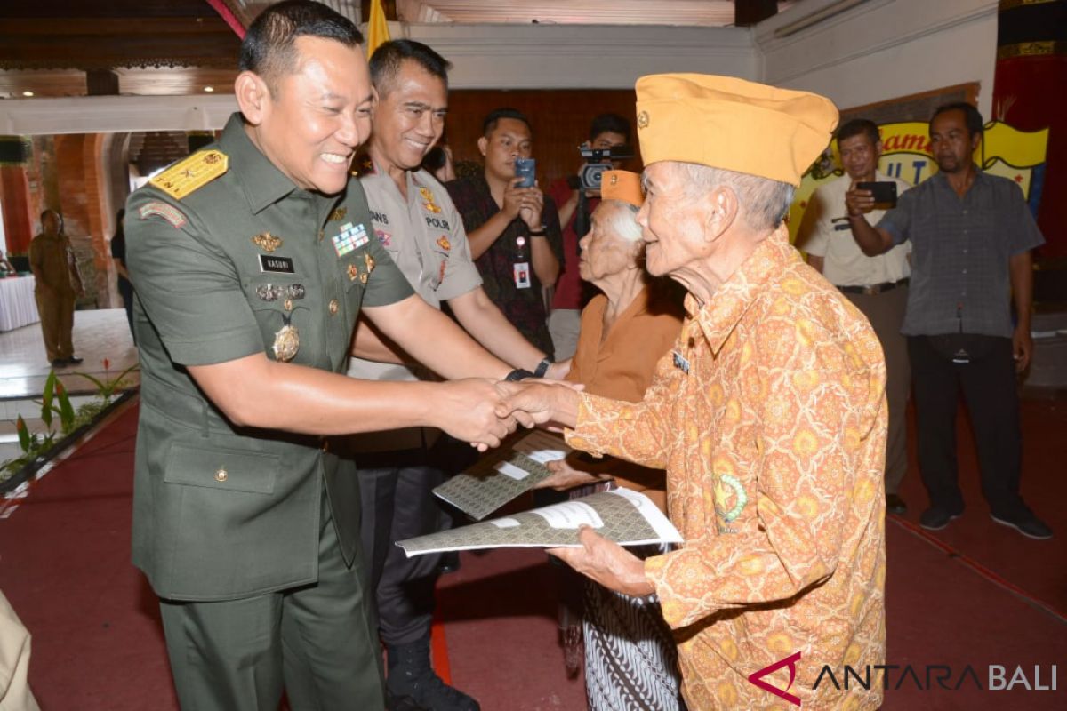 Kodam IX/Udayana rangkul veteran wujudkan pesta demokrasi damai