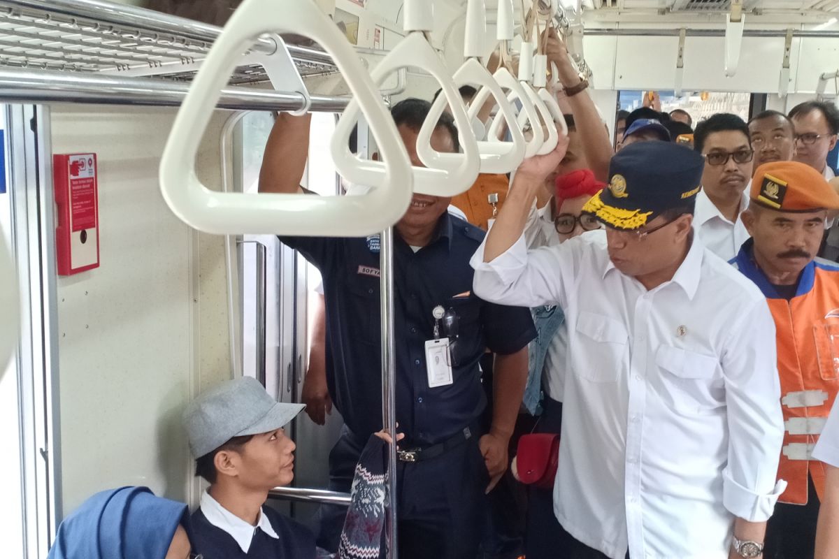 Menhub ajak masyarakat gunakan KRL yang kian bersih dan aman