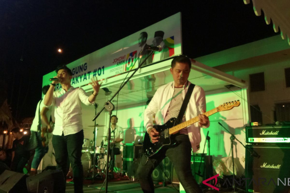 Govinda Band bawakan "Siapa yang Pantas" usai nobar di Rumah Aspirasi