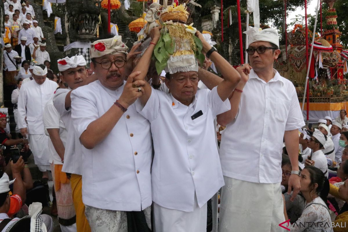 Gubernur hadiri puncak 