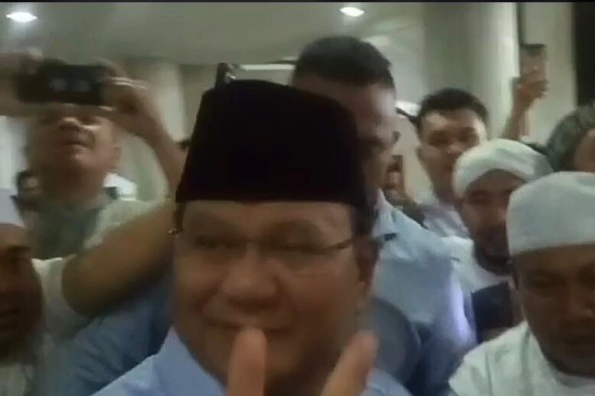 Kader Gerindra bersiap sambut kedatangan Prabowo di Masjid Kauman