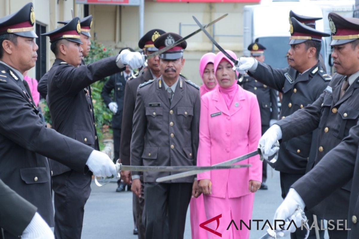 13 polisi purna tugas berjalan di bawah pedang pora