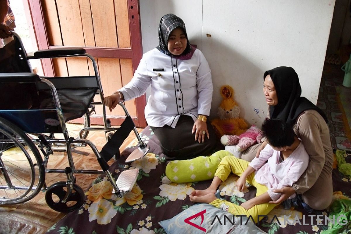 Tangis haru keluarga penyandang disabilitas usai menerima bantuan