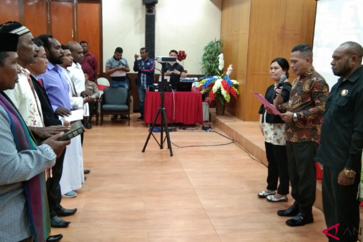 Komisioner KPU Papua lantik anggota PPD tambahan di Mimika