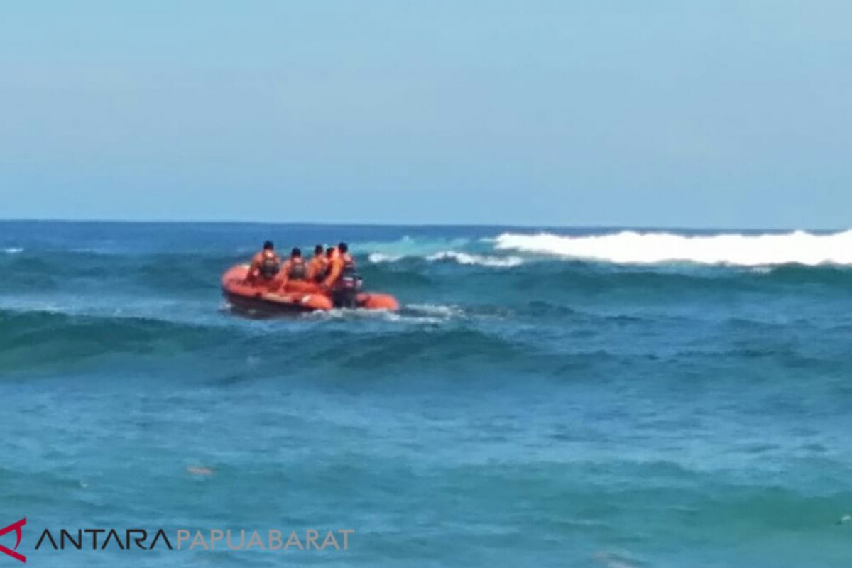 Dua warga Manokwari terombang ambing di laut, satu tewas