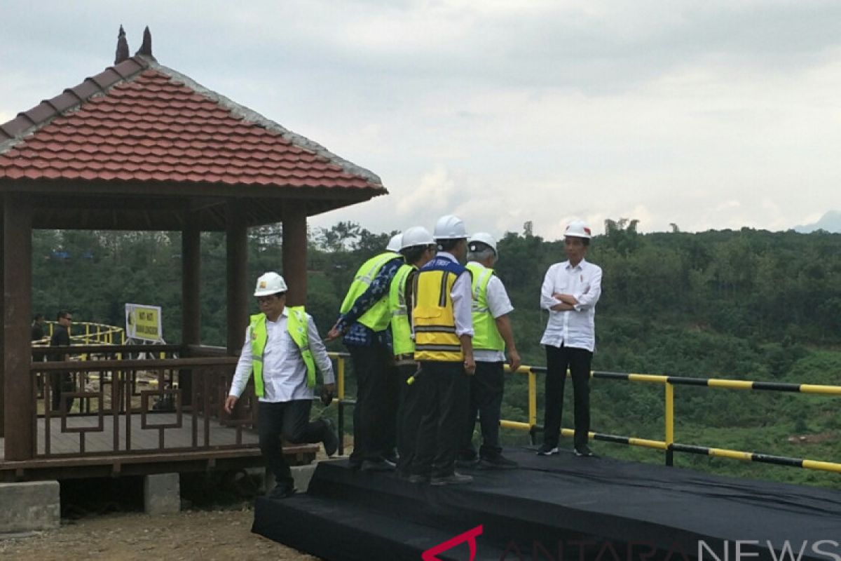 Presiden serahkan 213 sertifikat tanah wakaf di Ponorogo