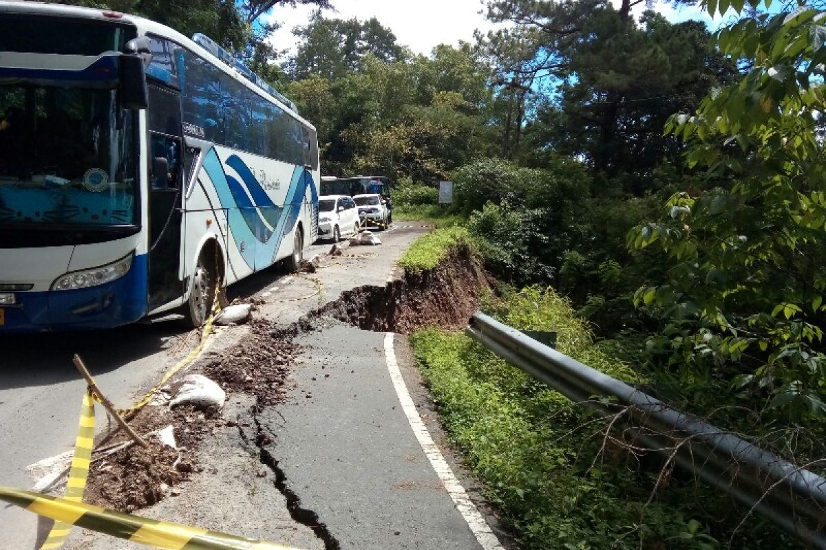 Jalan lingkar luar Danau Toba rawan longsor