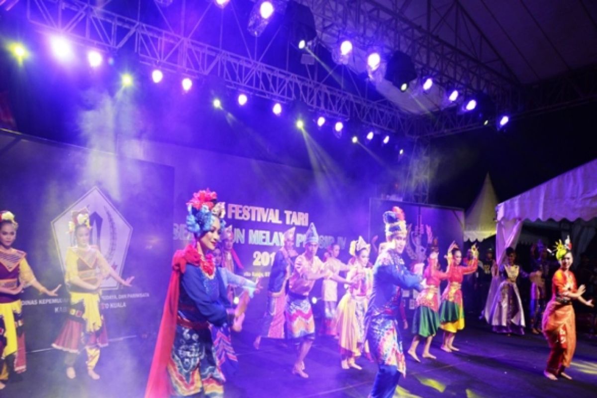 Penari Kalselteng  ramaikan Festival Tari Serumpun IV