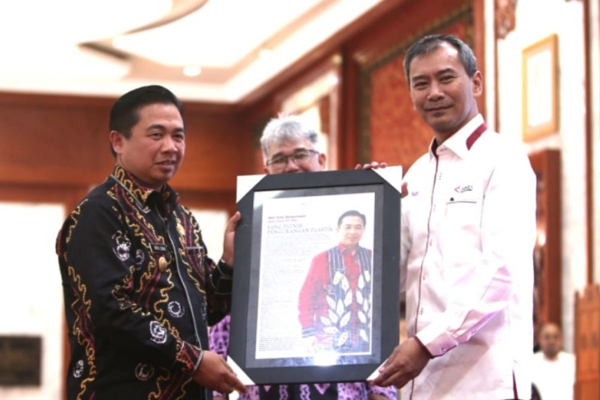 Ibnu Sina wins Antara Award for reducing plastic bag
